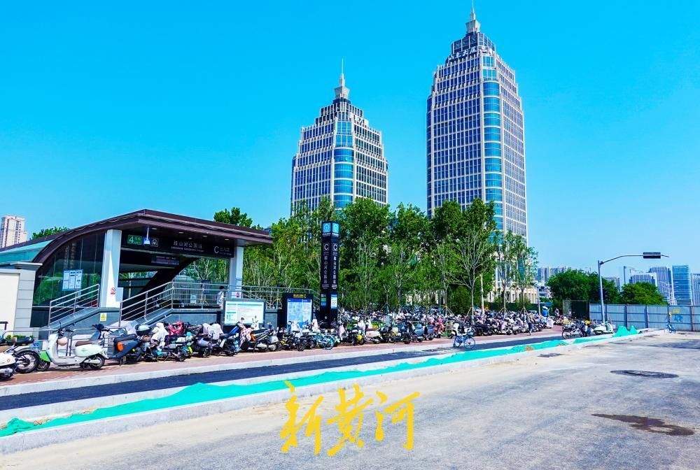 腊山河西路南延段部分围挡拆除，地铁4号线站点门前“豁然开朗”