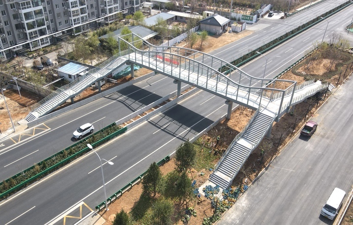 省道103旅游公路首座人行过街天桥亮相,主体基本完工