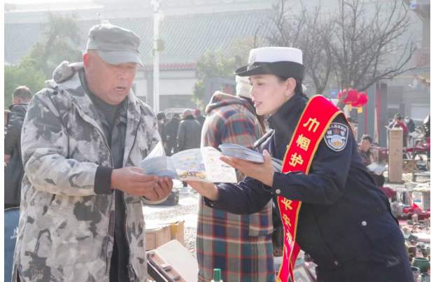 冬季守护、平安有我 ——单县公安局交管大队女子宣传队在行动