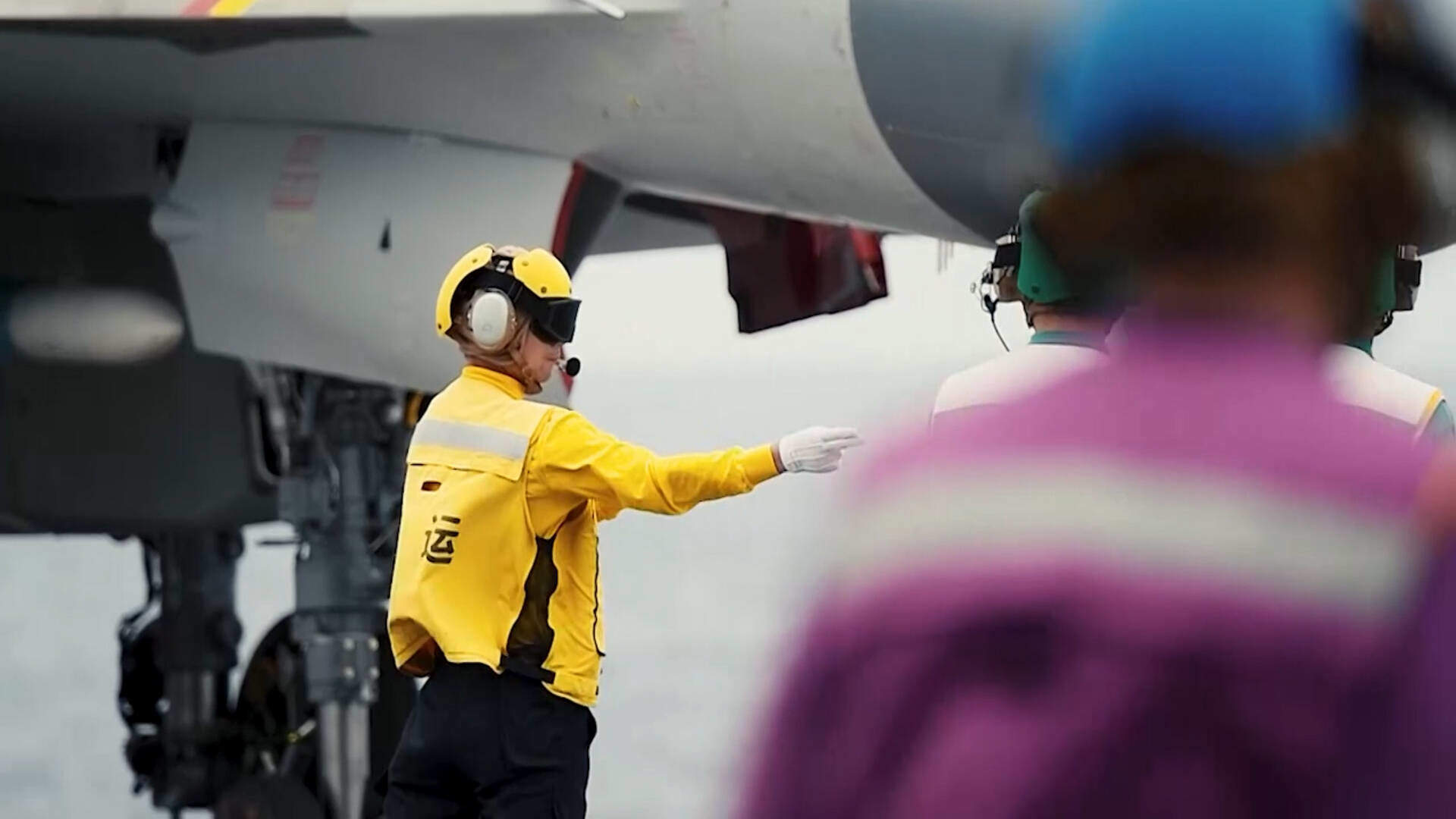 闪电新闻探访“深蓝利刃”的护航者：山东舰起降保障中队