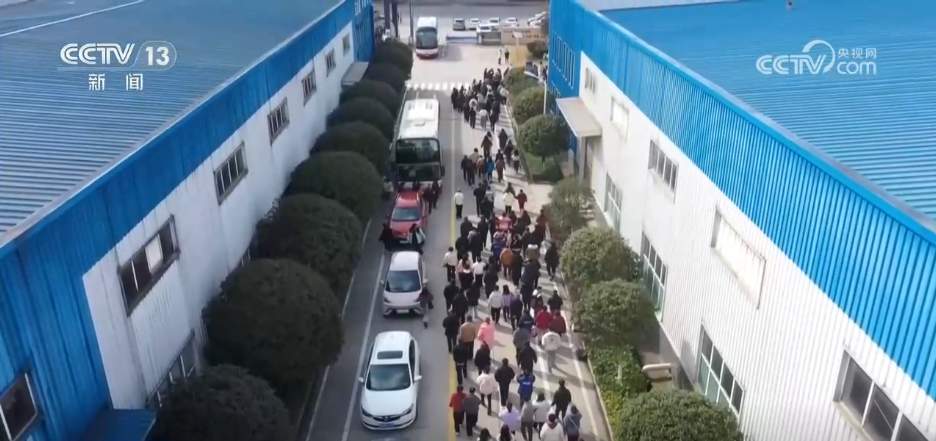 “定向送岗”、专车接人、直播招聘 精准服务“组合拳”破解企业用工缺口