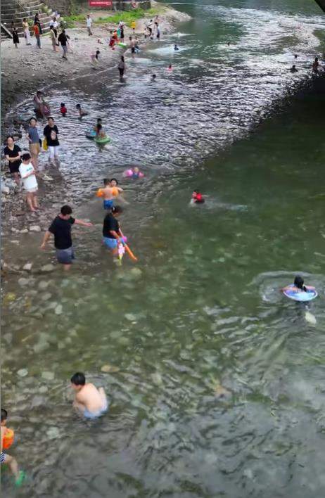 贵州镇远在河里围出5000平方米“天然泳池”，当地：为防儿童溺水，不影响行洪