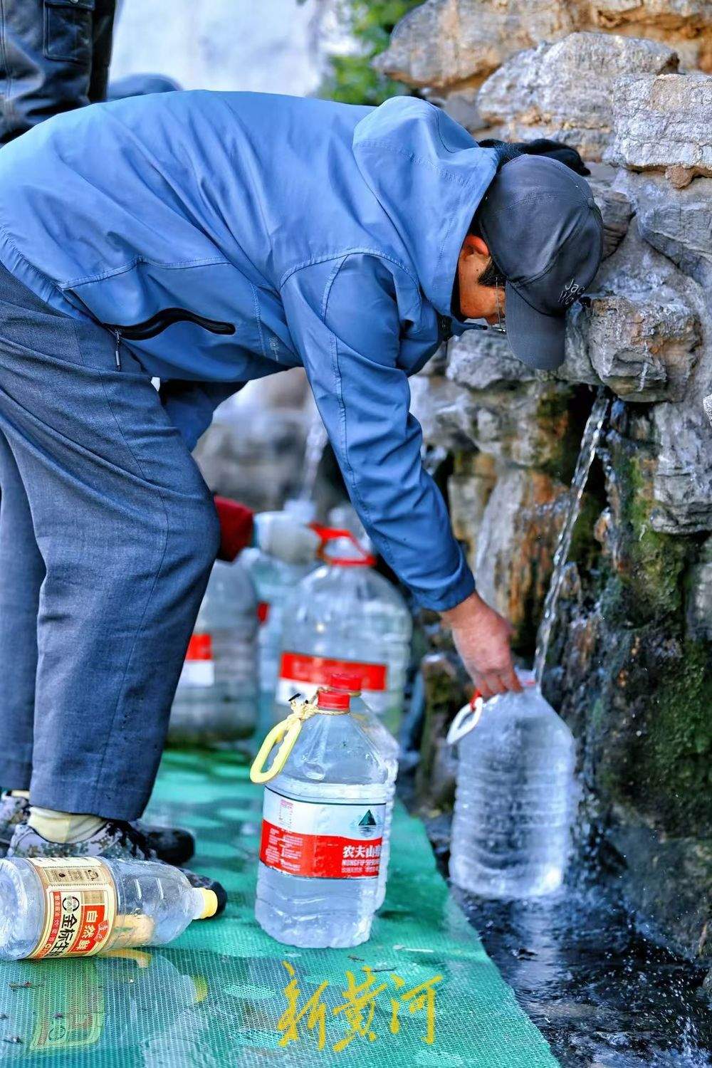 寒冷冬日，济南黑虎泉畔市民排队取水热闹非凡
