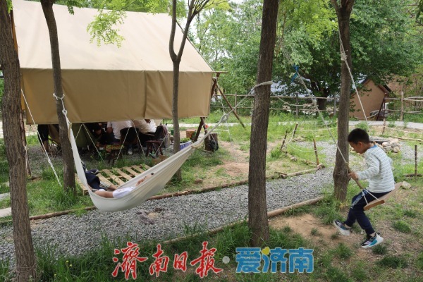 张夏街道“休闲庭院”假期火爆出圈：打造消费新场景 游客纷至“放空”打卡