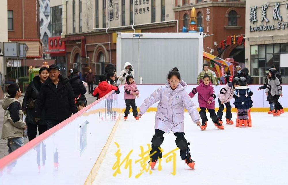 泉城冬季冰雪经济升温，孩子们家门口感受滑冰乐趣