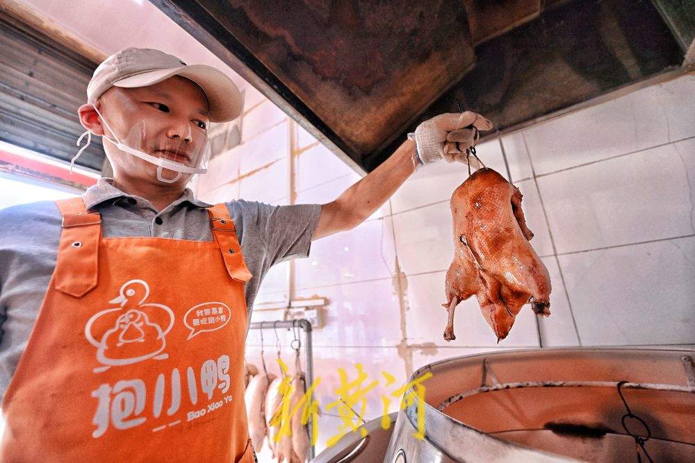 白条鸭与红告示：一位烤鸭店主父亲意外走红后