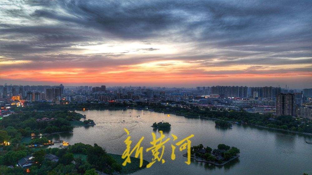 秋雨过后，大明湖畔晚霞与湖光交相辉映