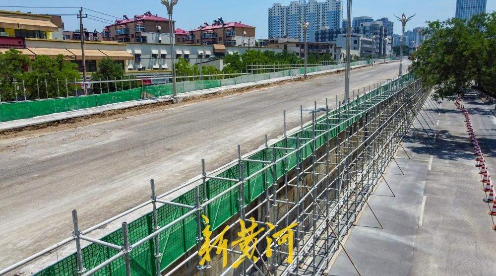 济南纬二路跨铁路天桥原路面清除 护栏分段拆除更换