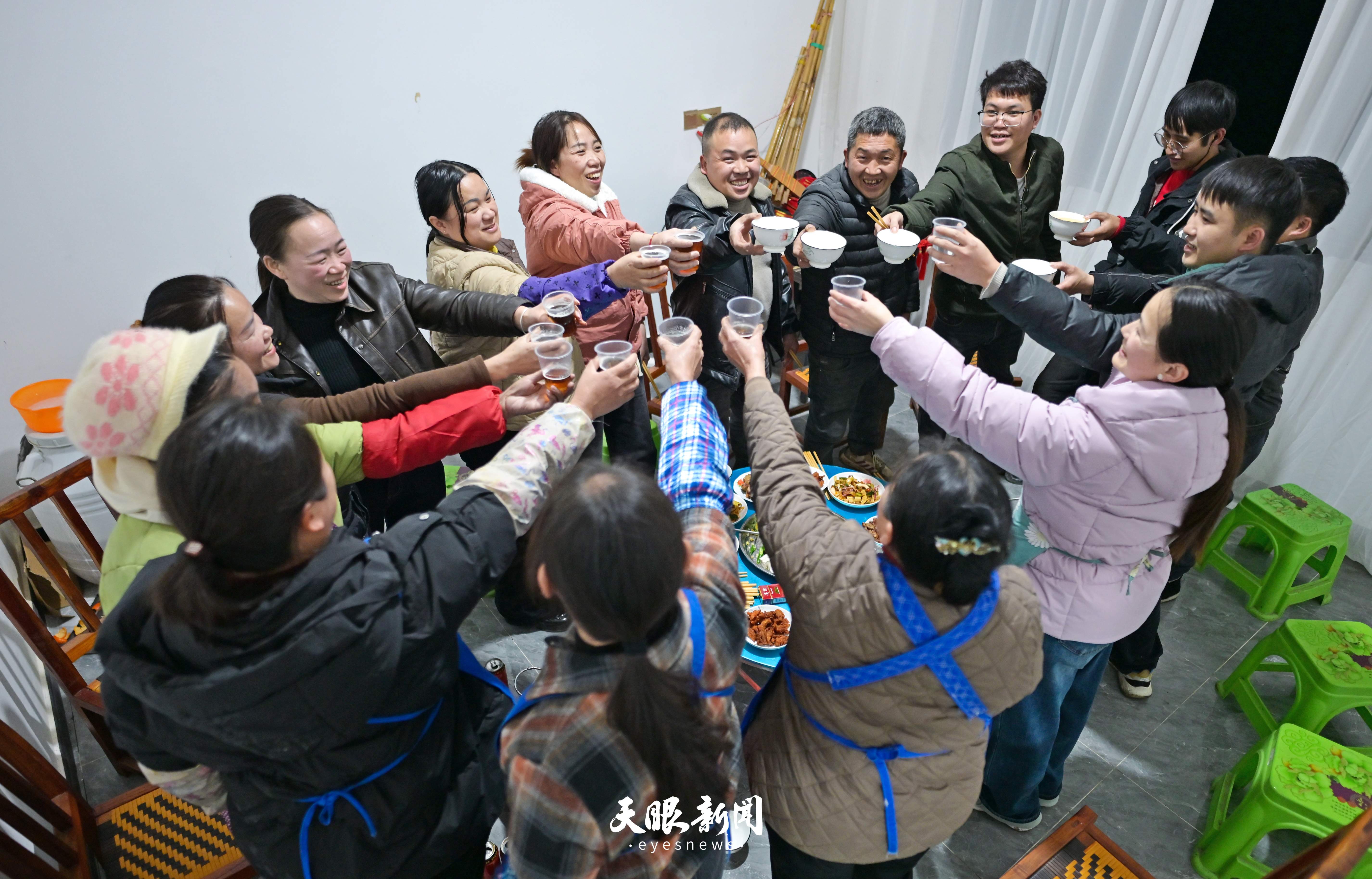 【新春走基层】一趟开往春天的列车——浙江返黔公益专列跟车记