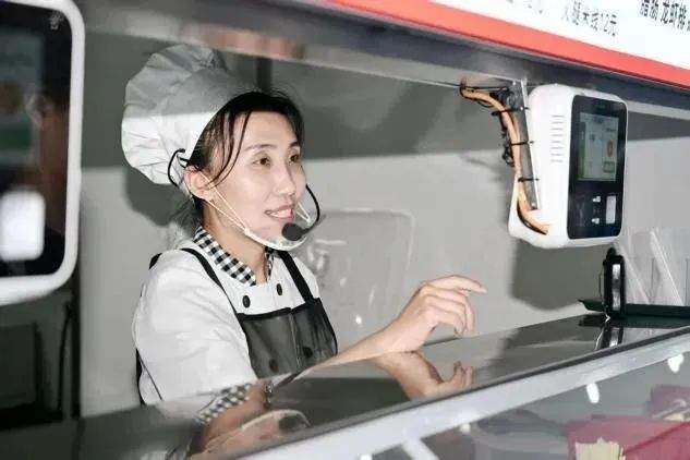 在毕业典礼上爆火的食堂阿姨，紧急打假！