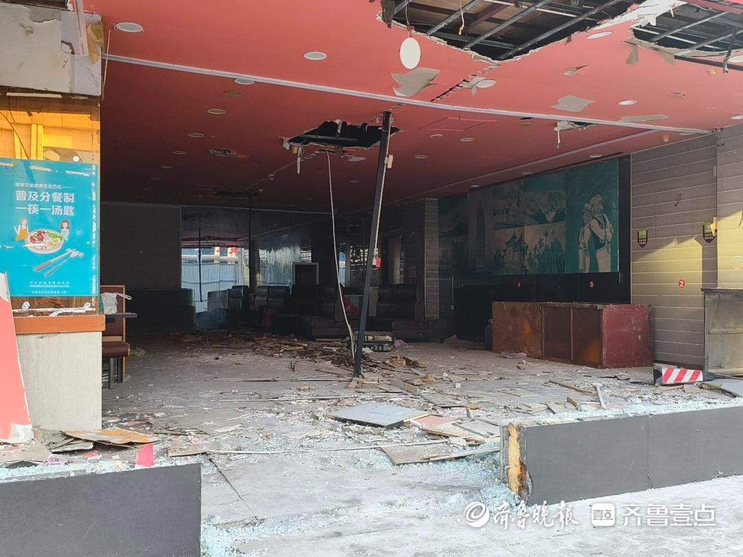 济南天龙大厦拆迁进展:底商陆续搬离,部分商铺店面已开始拆除