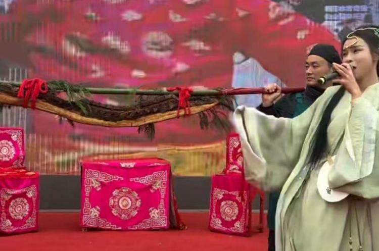 乐山大庙会上一根1.66米长“巨无霸”腊肉，拍出1966元