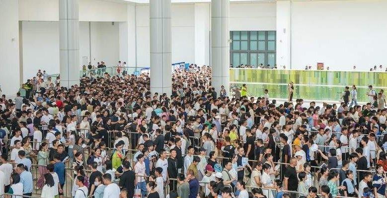 “报业牌”深入人心!第八届中考志愿填报服务会规模、人气更胜往年