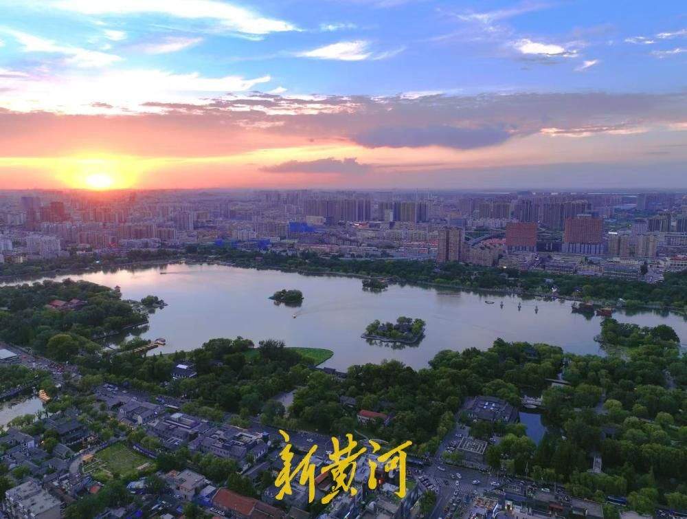 一年四季 泉在济南丨夏日火烧云惊艳泉城 浸染大明湖万顷碧波