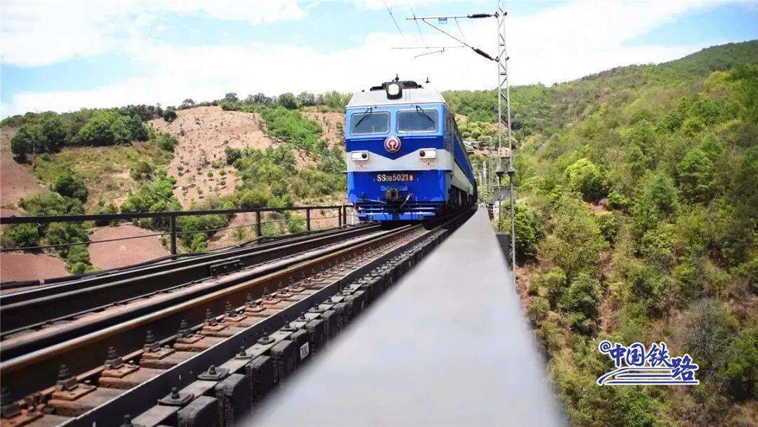 龙年大吉!“龙”字号车站送上祝福