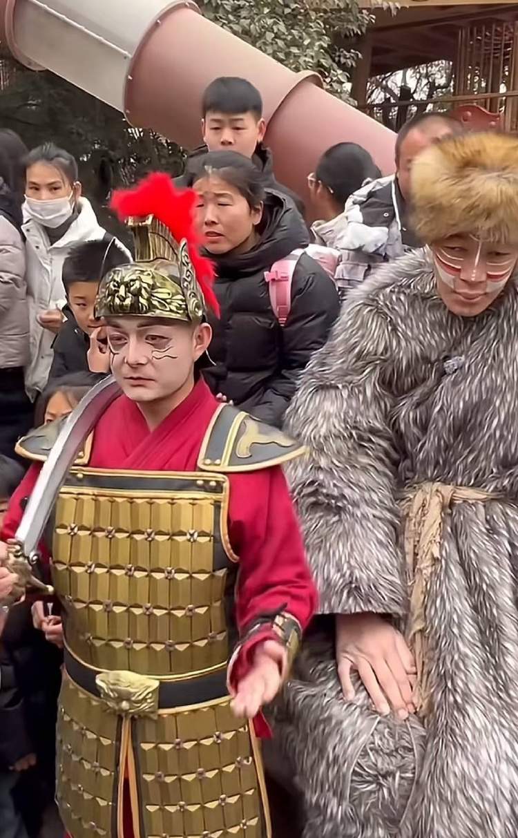 对话河南万岁山2米33“巨人”演员：没巨人症，睡3米床穿59码鞋