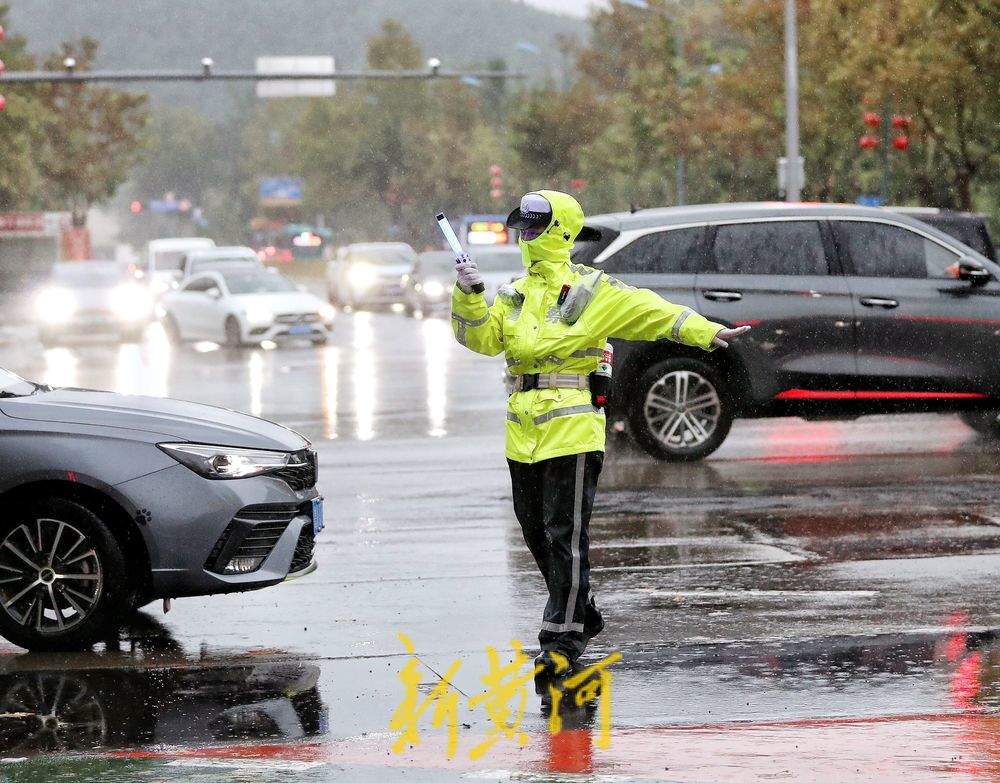 一场秋雨一场凉，交警雨中执勤忙