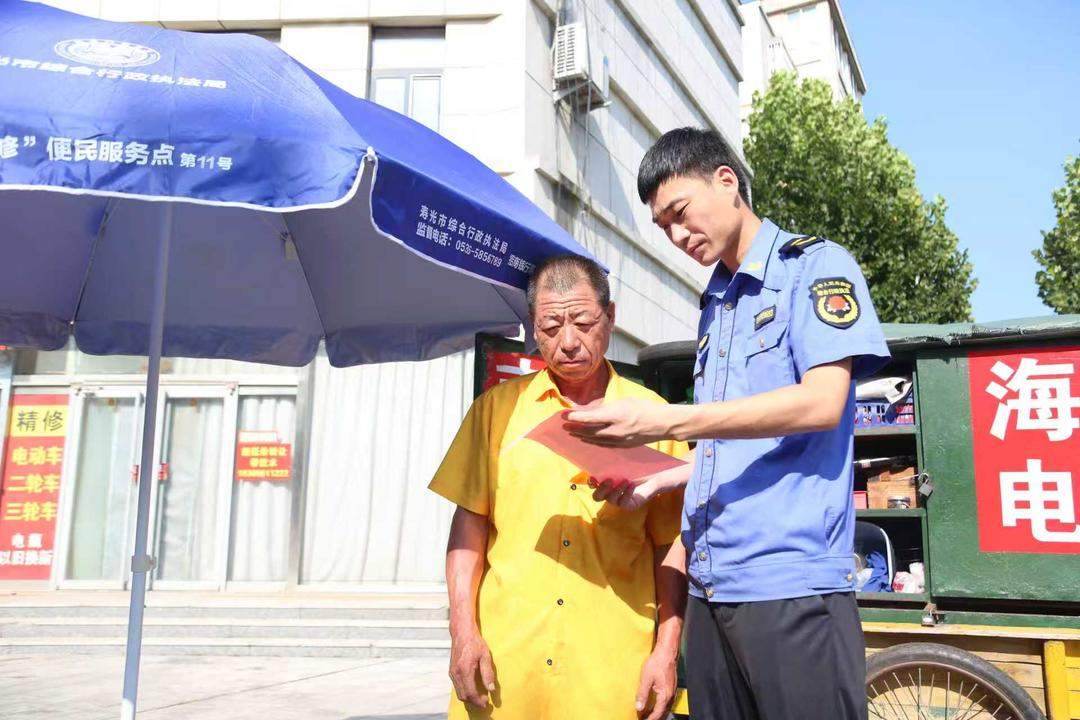 人民日报联动丨修车师傅有了“固定工位”，小蓝伞下藏着这座城市的温柔