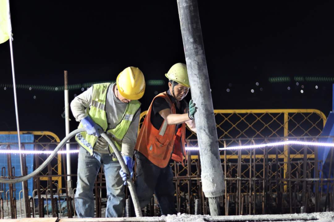 超1.8万吨“空中巨梁”实现对接，潍宿高铁跨京沪高速连续梁合龙