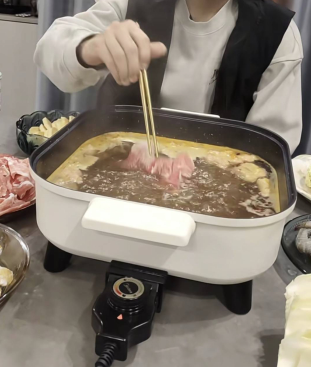 从“雪饼配牛奶”到“火锅+烤肉”  网友追更高中生出圈早餐