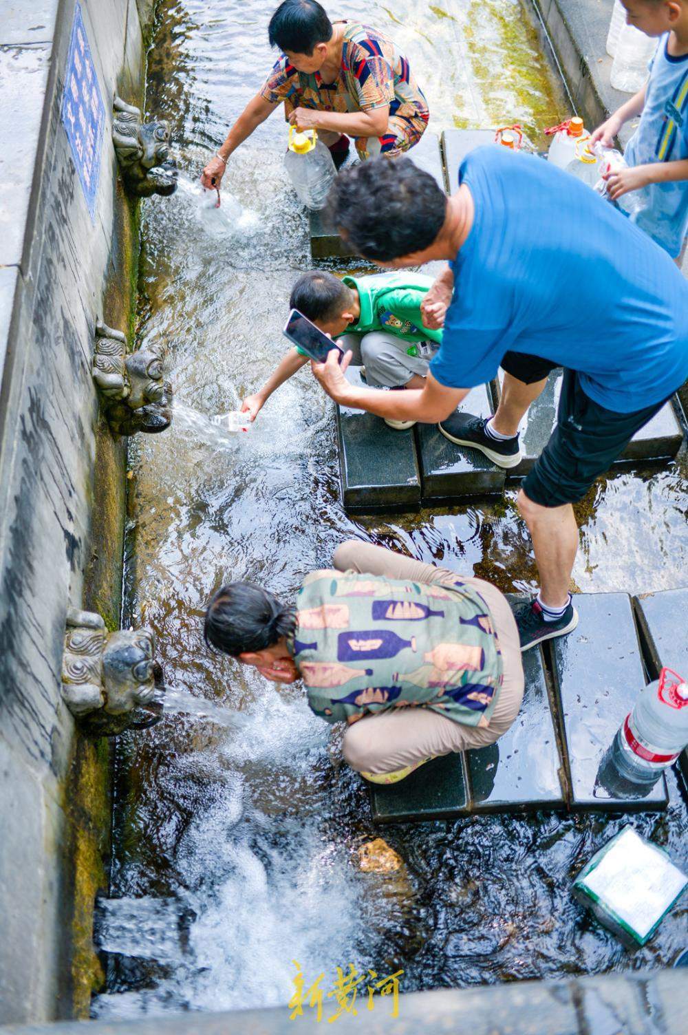 持续高温天气 济南名泉取水迎来客流高峰