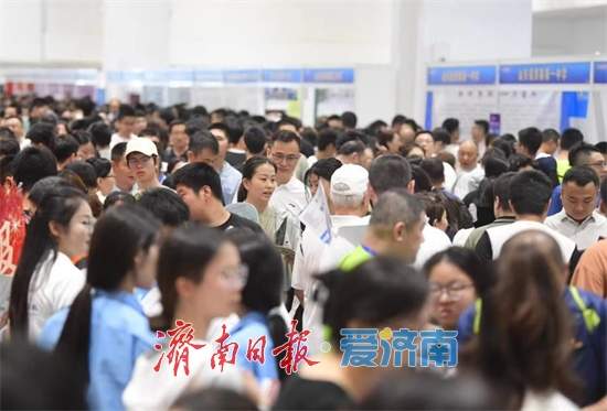 中考出分当日相约山东国际会展中心，现场查分问校长，全场暖心延时服务！