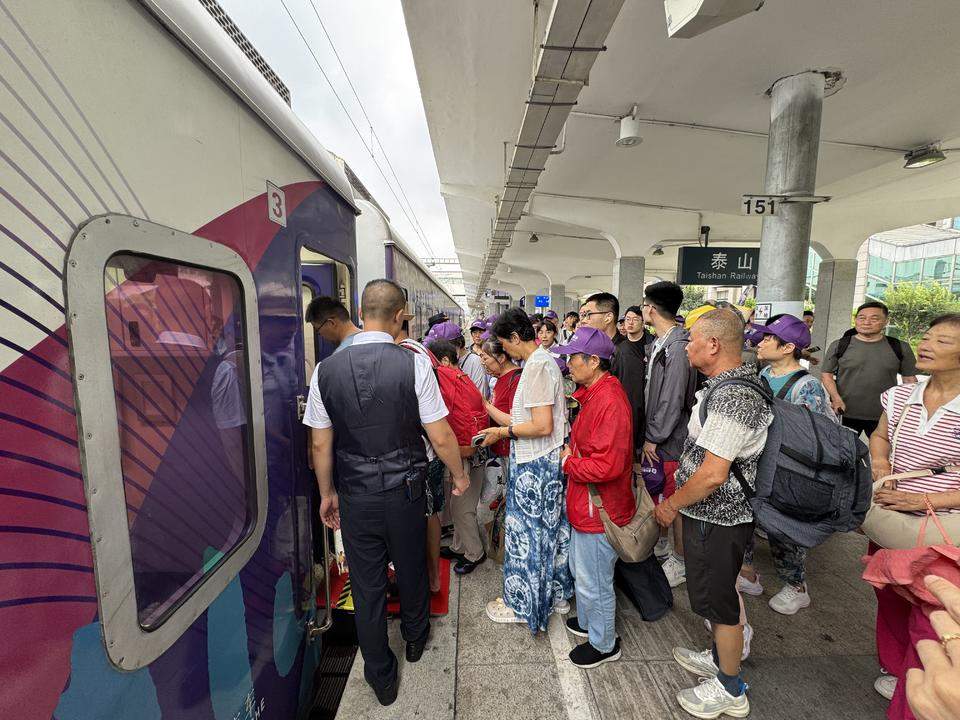 首趟“泰山黄河号”旅游列车从泰山站开出