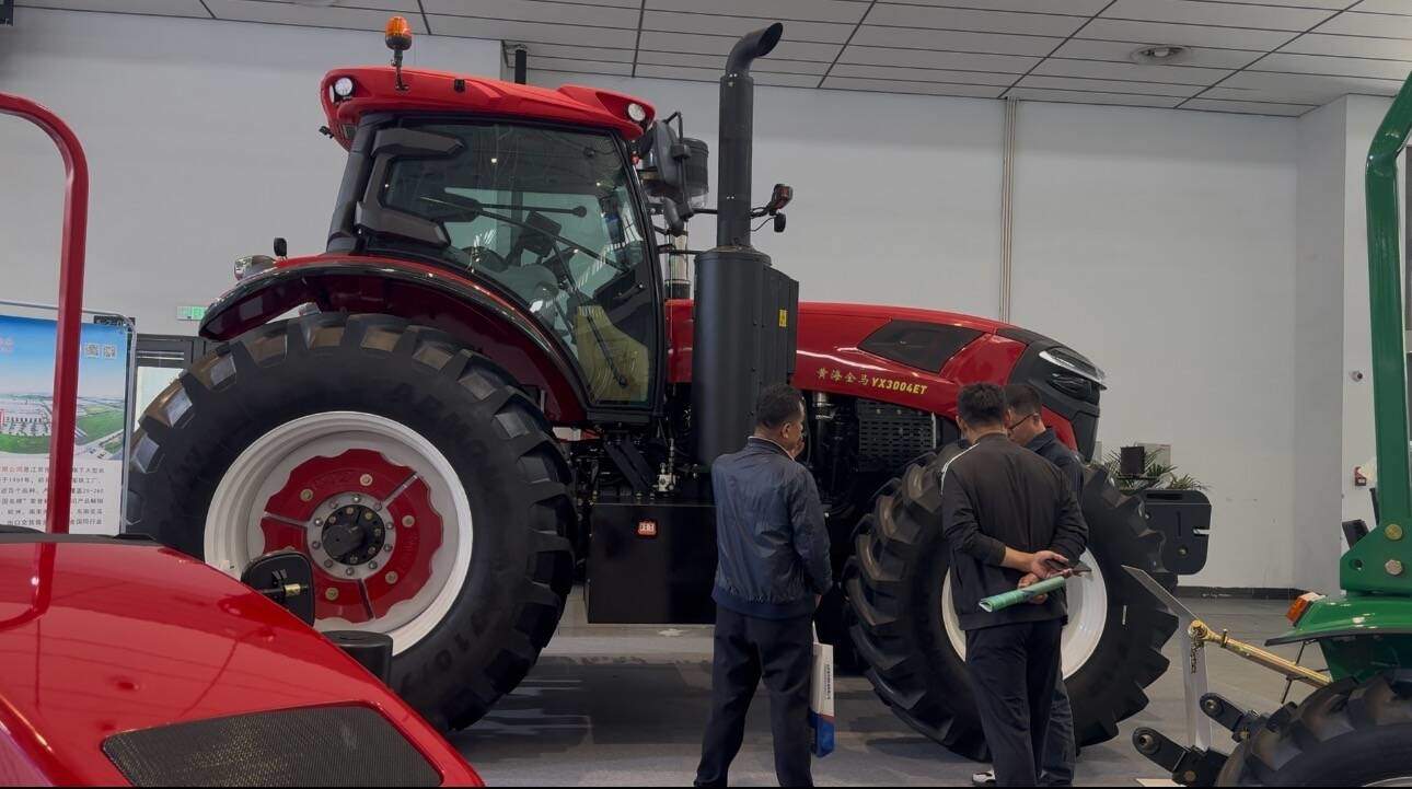 打破国外垄断！国内首款自主研发制造的六行打包式采棉机亮相