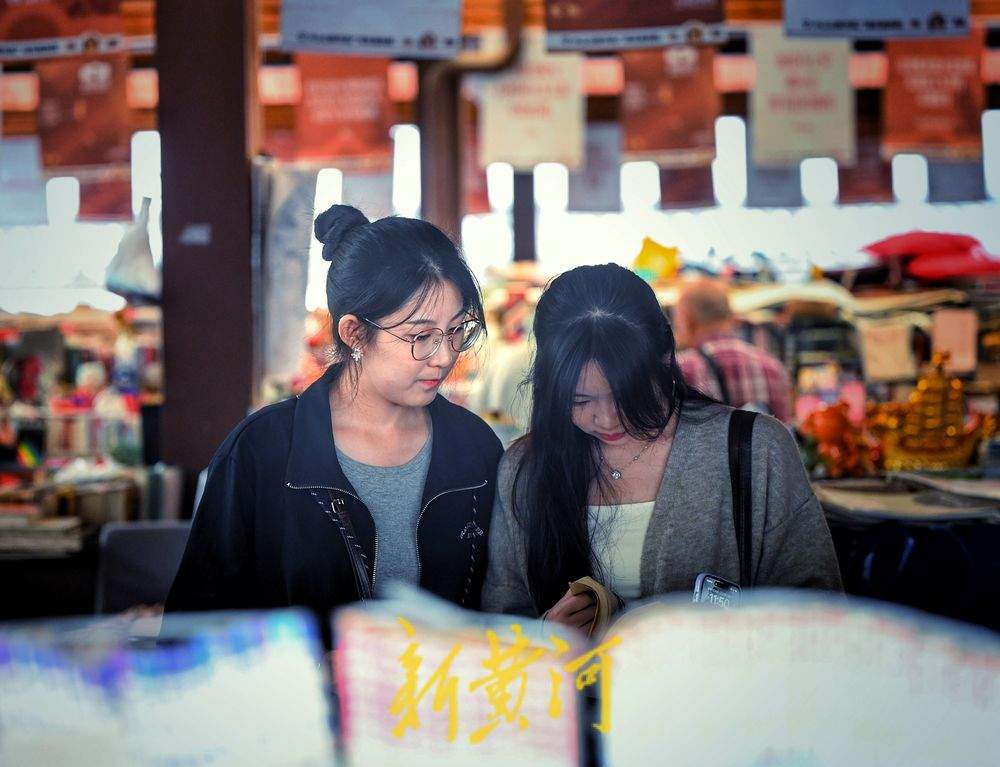 一年四季 泉在济南丨济南中山公园书香浓郁，市民游客热情“淘宝”