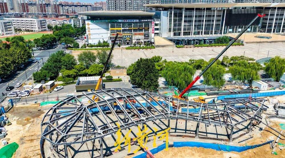 济南国际会展中心前广场启动改造 钢架结构勾勒新空间