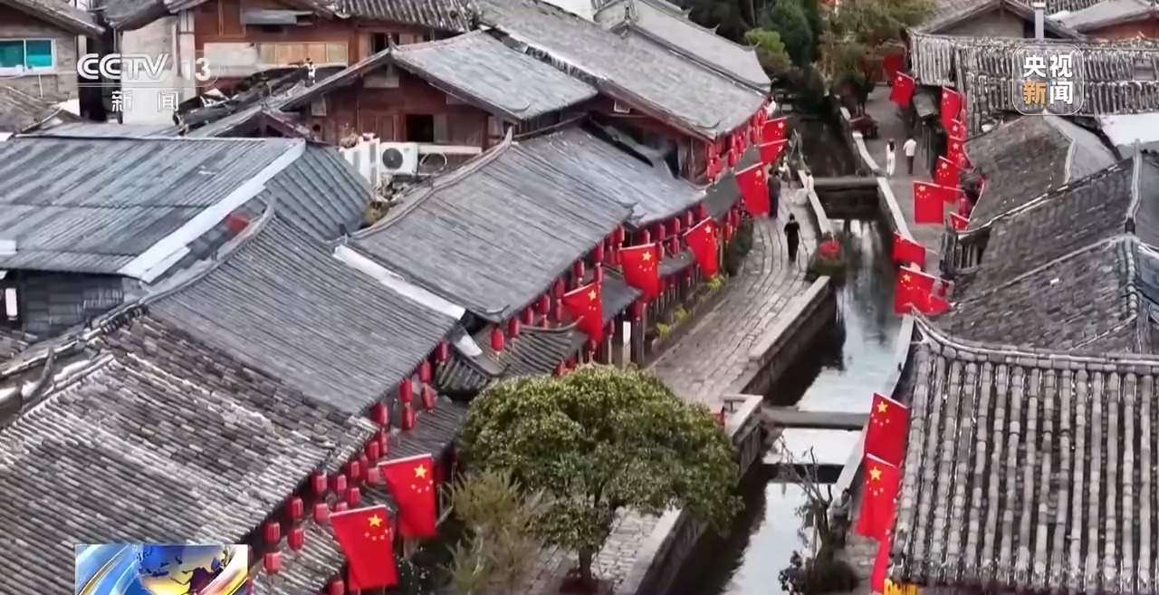 鲜亮“中国红”与古建筑同框 感受各地浓厚国庆氛围
