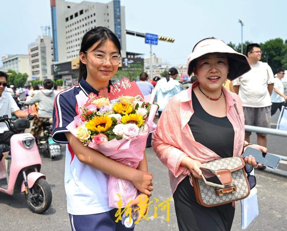 济南2026年中考落下帷幕，考生奔出考场，家长花式迎接