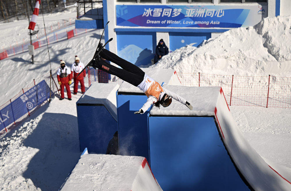 中国队获自由式滑雪空中技巧混合团体金牌