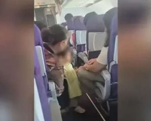 1岁多女童被两陌生女子关厕所“立规矩”？网友炸了！