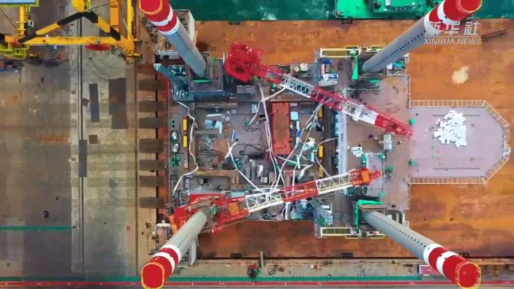 我国首座海上移动式多功能措施平台“增产一号”交付