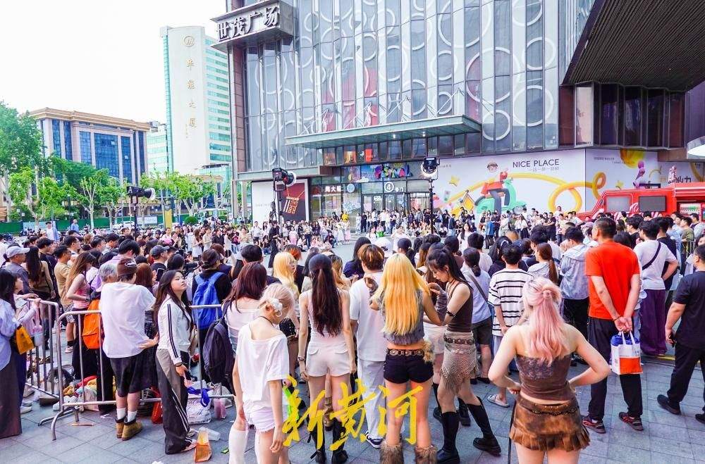 随机舞蹈燃动泉城路 青春步伐绘就夏日风景线
