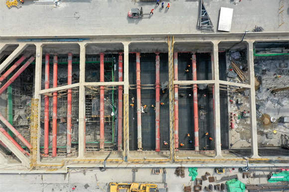 项目强省会｜济南地铁7号线二环北路站，盾构机向南掘进，工人在地下铺设钢筋