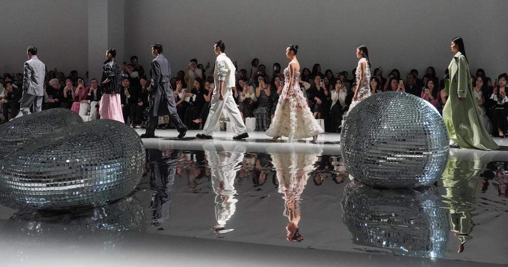 财经聚焦丨AI遇到时尚，中国服装业开启“趣”与“美”