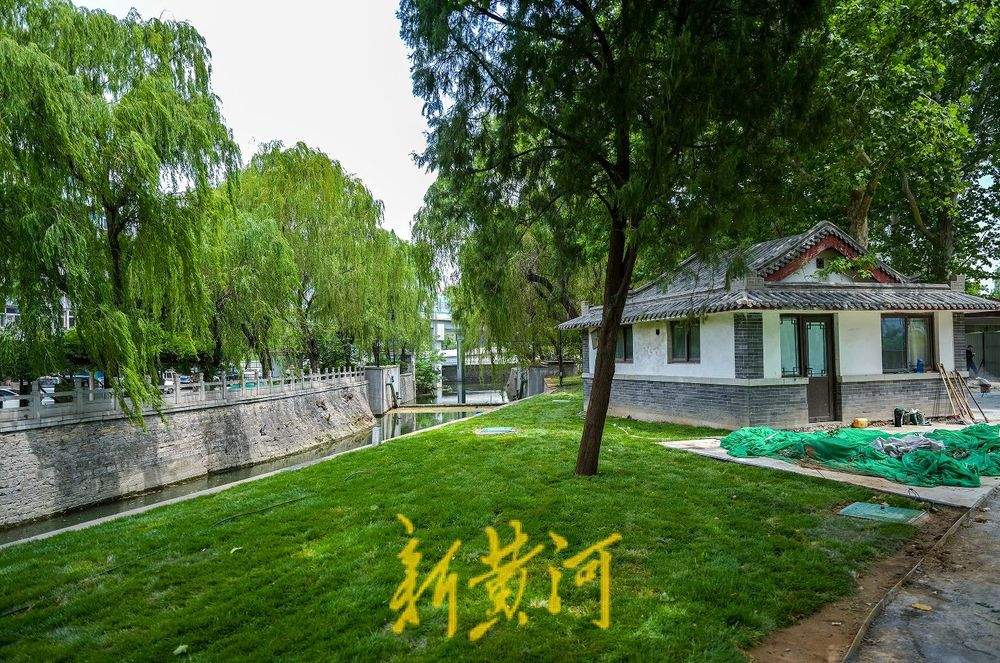 济南大明湖游乐场改大草坪，园外隔河可观湖