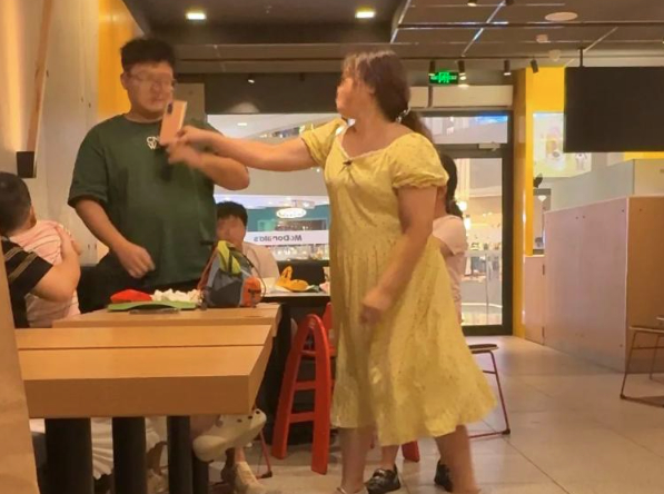 女子在麦当劳殴打辱骂他人,叫嚣“我认识大把警察”