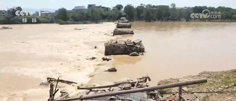 强降雨引发江西遂川多地出现地质灾害 多支力量多路出击保通保畅保安全