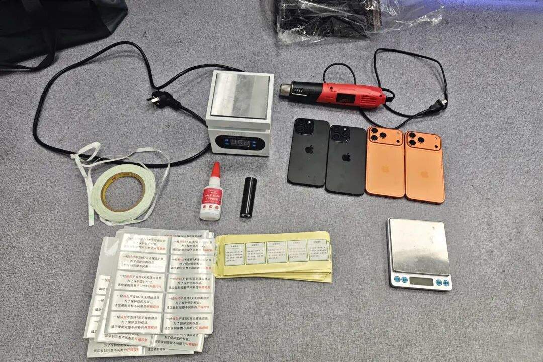 男子用配重铁块骗走多部苹果手机,因涉嫌诈骗罪被刑拘