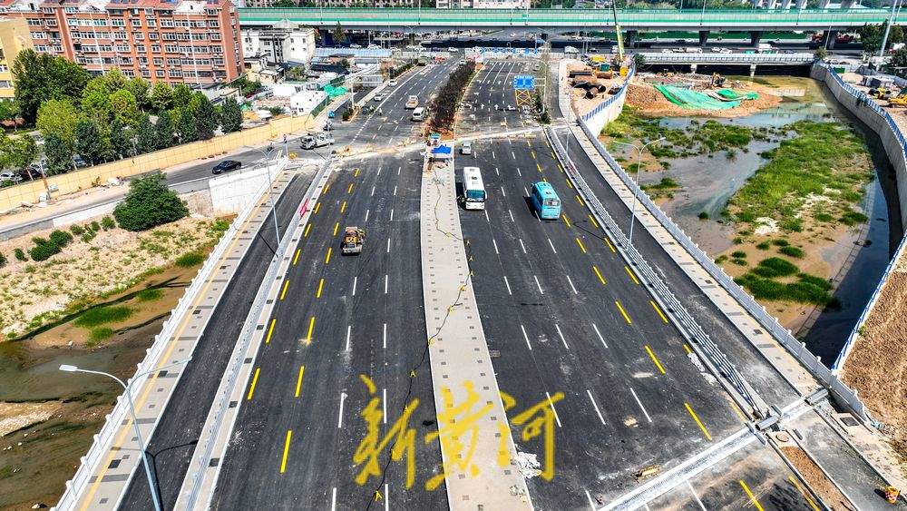 奥体西路北延全线沥青铺设到位