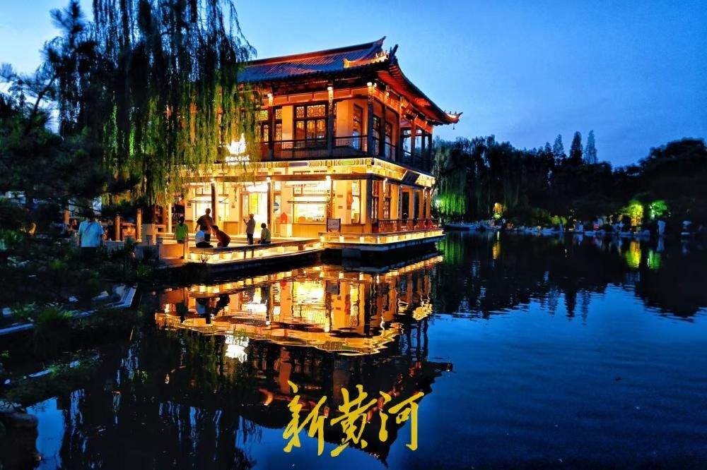 一年四季 泉在济南｜夜游龙潭赏清泉，古阁流光醉泉城