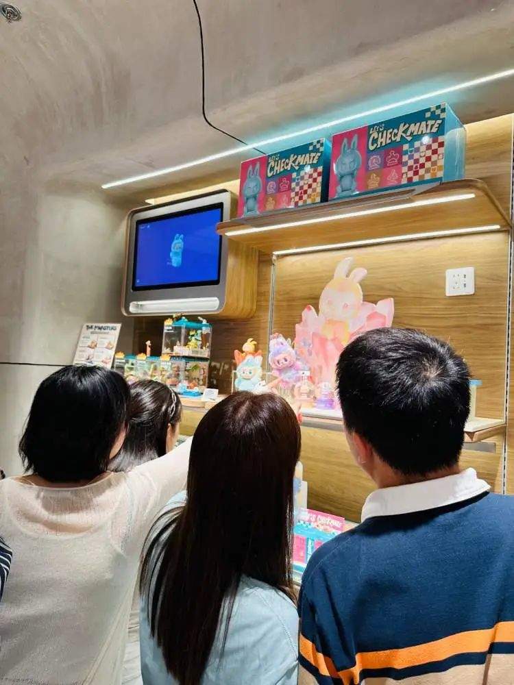 Labubu样品“痛墙”成打卡地标!开业4天已被挤爆