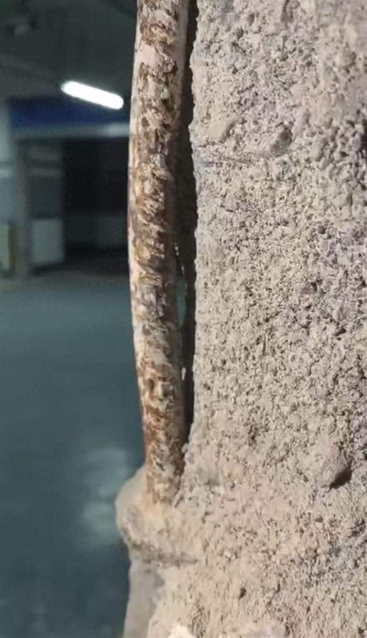 新建居民楼承重柱混凝土一掰就掉，钢筋承重也不足，当地：正在加固