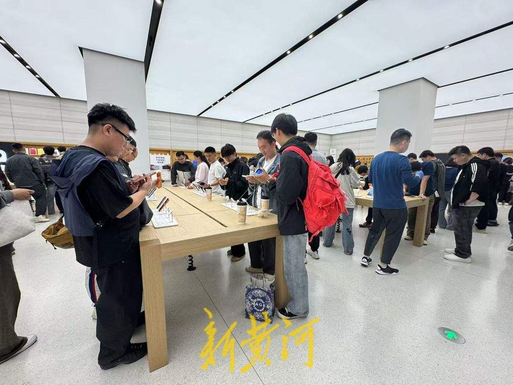 记者实探iPhone新机首销:Pro版一机难求,济南苹果店外黄牛加价600元