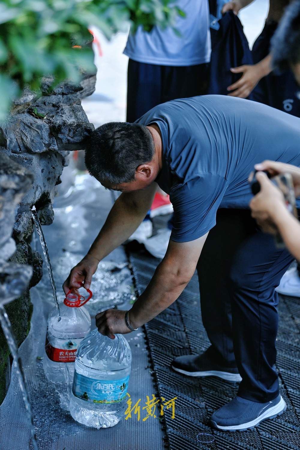 济南高温不停歇，游客泉畔觅清凉