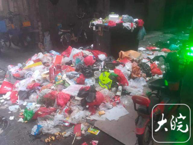 环卫工降薪停工致垃圾遍地？官方回应：垃圾清理已启动