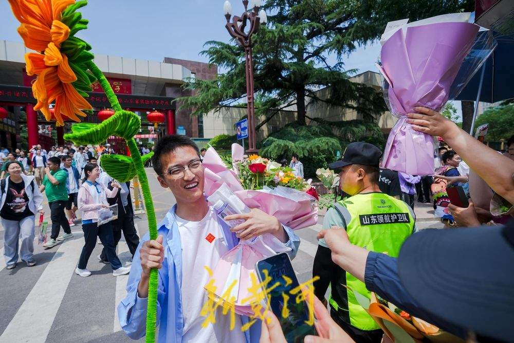 记录珍贵时刻！高考考场外铺满温暖的颜色